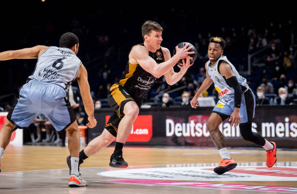 由于他的持 由于他的持